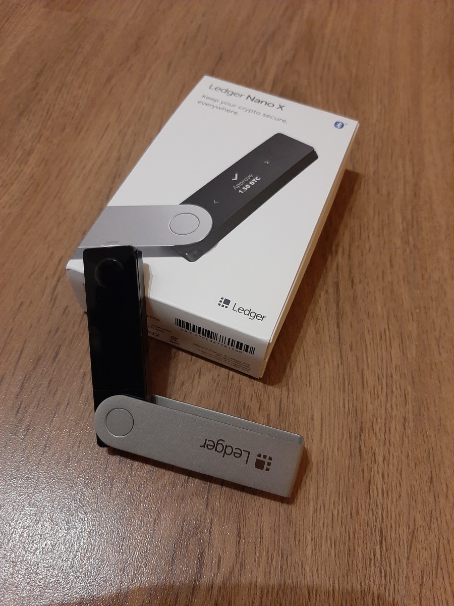 This is what the Ledger Nano X looks like. 