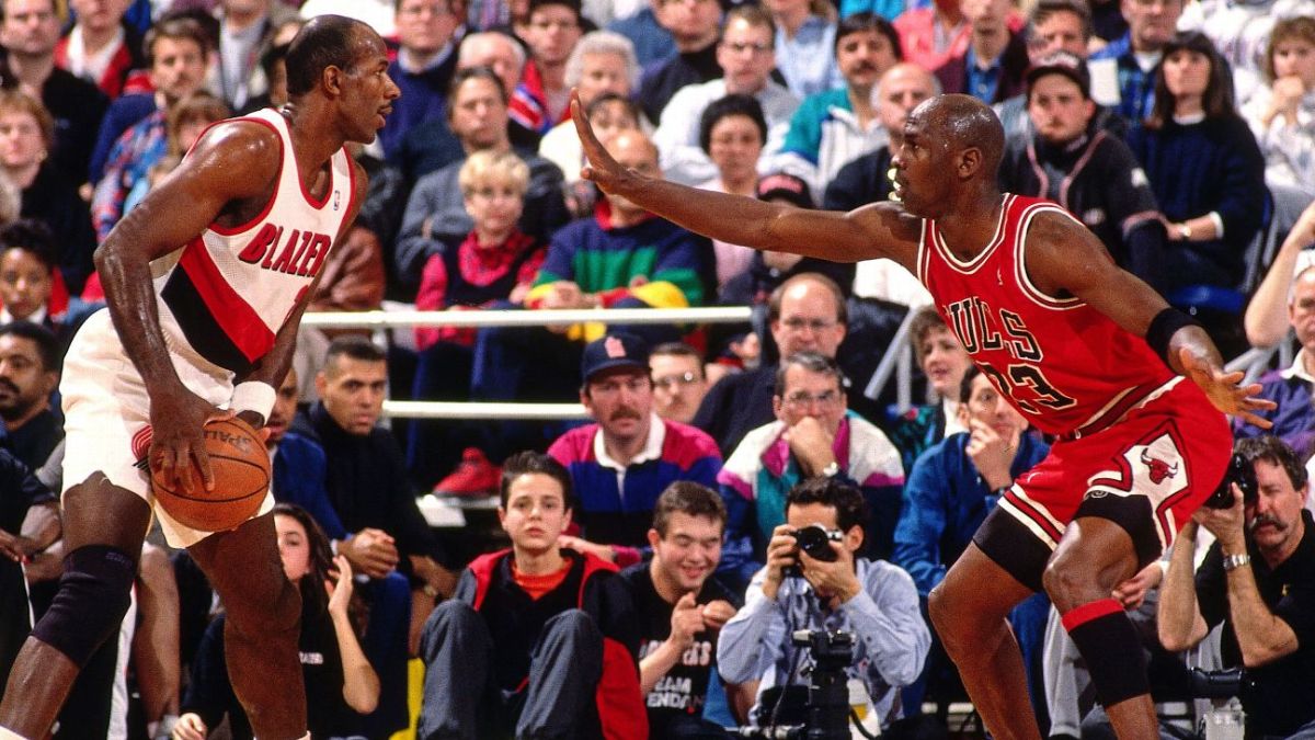 Clyde Drexler (L) and Michael Jordan