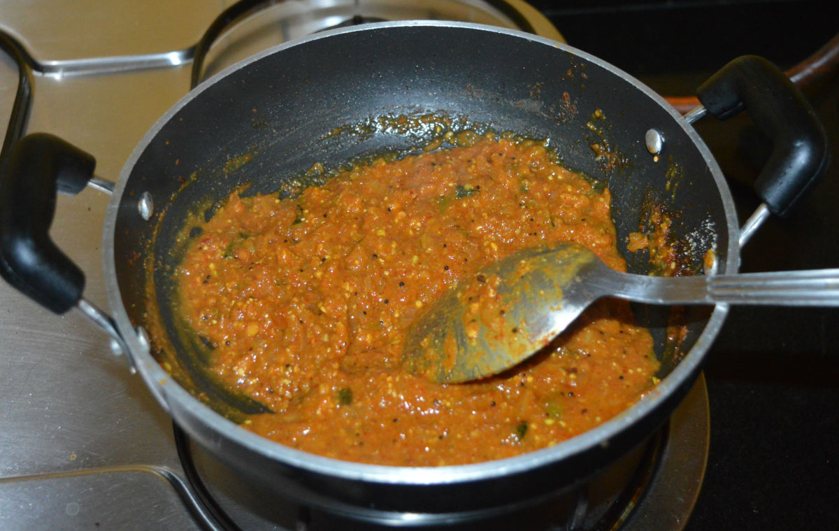 how-to-make-onion-curry-onion-gojju-for-jolada-rotti-poori-chapati-etc