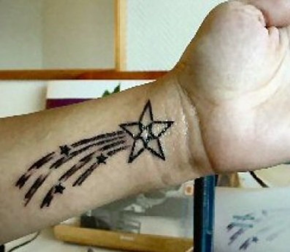 A shooting star tattoo.