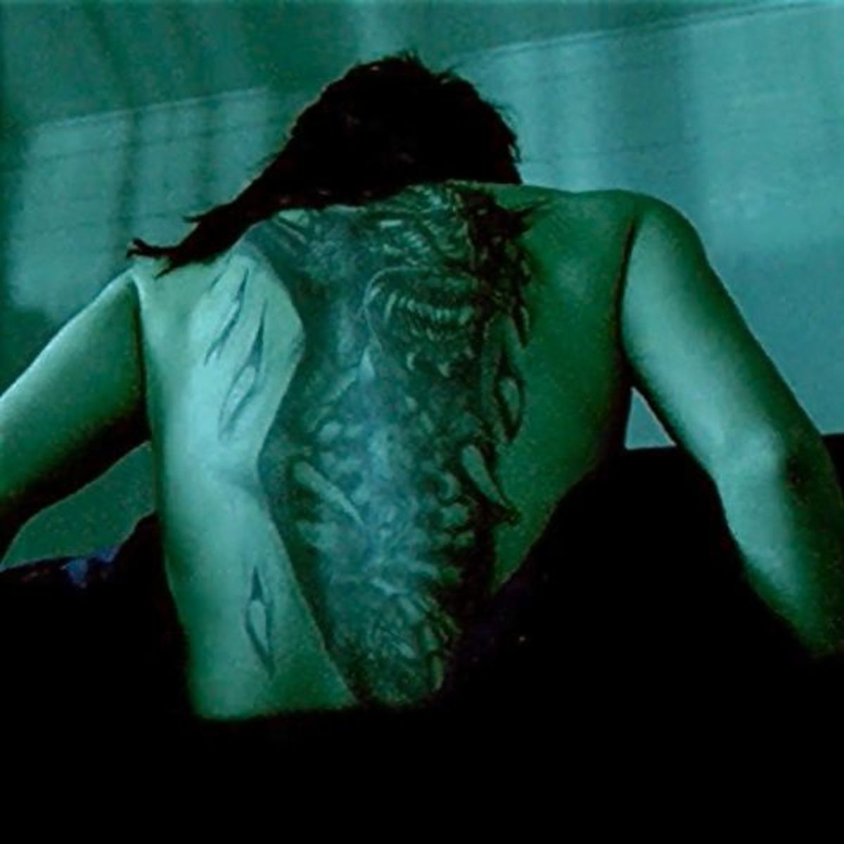 Девушка с татуировкой дракона Нуми Рапас Татуировка