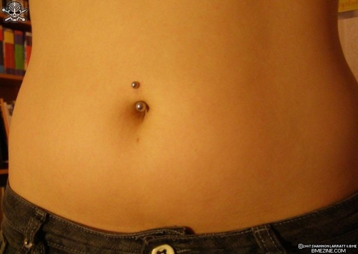 Curved barbell belly button piercing