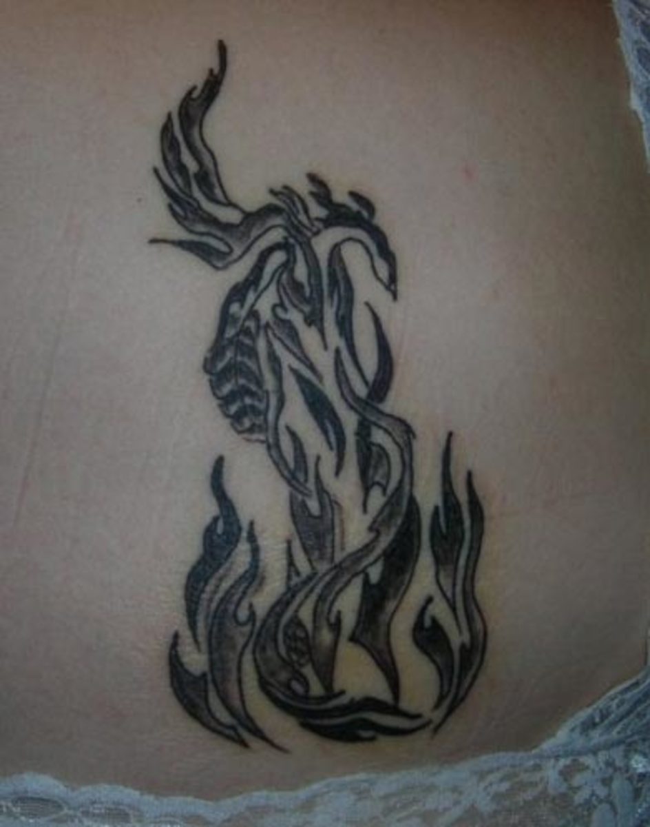 Татуировка пламя на плече