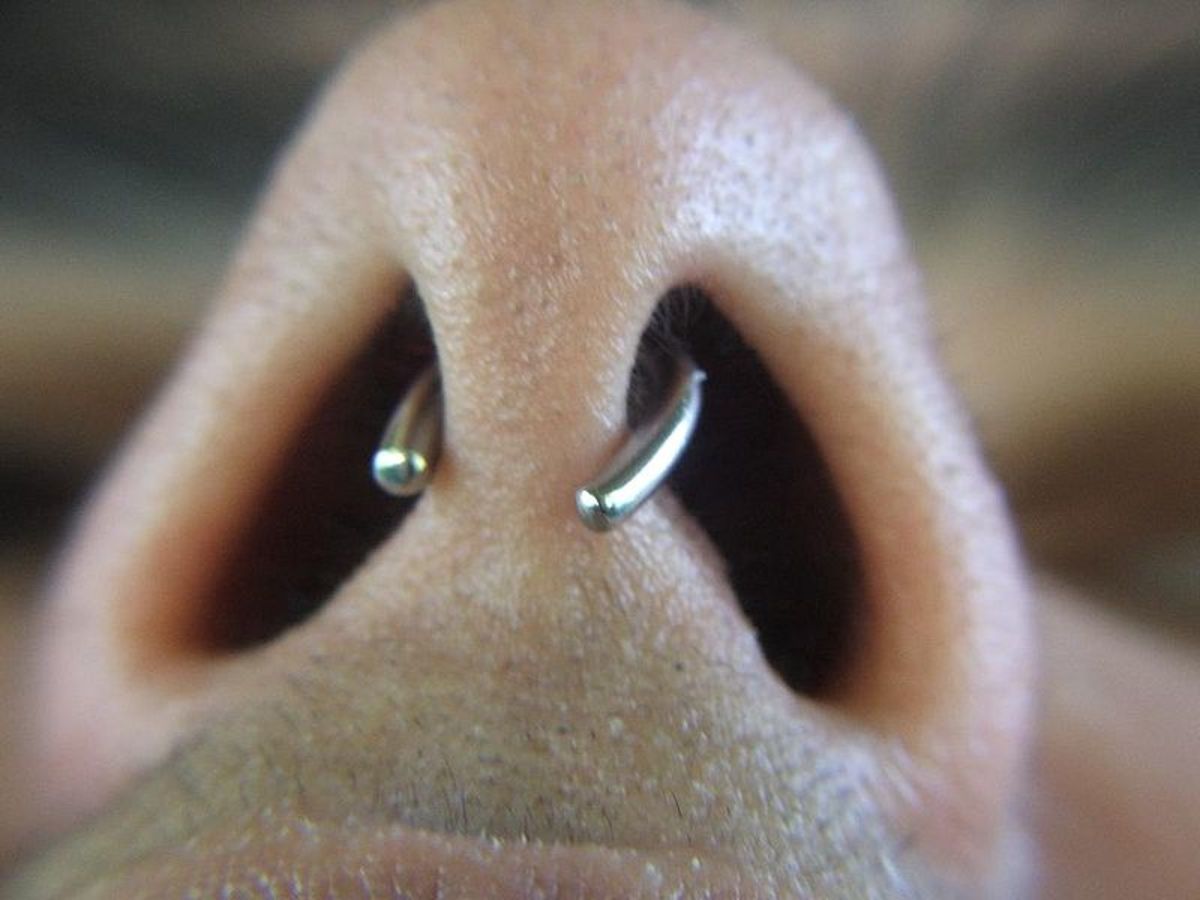A septum retainer can easily be flipped up so that the jewelry is completely hidden.