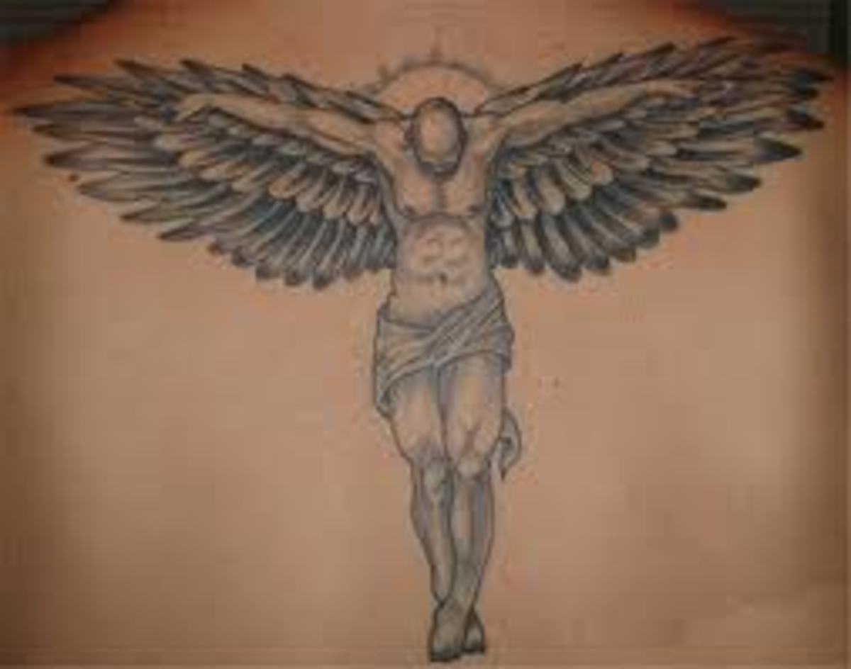 Тату на спине Иисус с крыльями