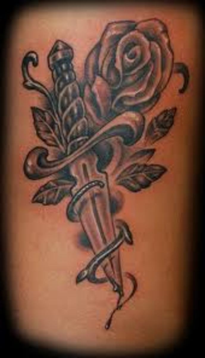 Татуировка роза обвивающая кинжал