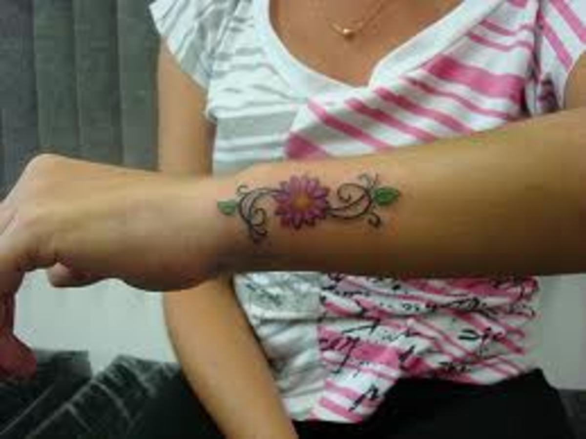 This tattoo wearer has chosen their wrist for a daisy tattoo.