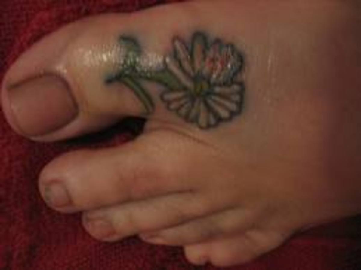 This daisy tattoo appears upside down just below the big toe of the wearer.