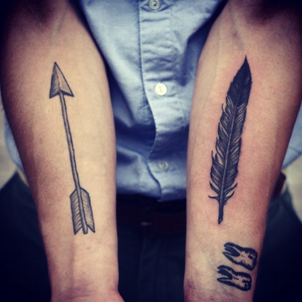 Arrows and feathers, like pens and swords, are symbols that go well together.