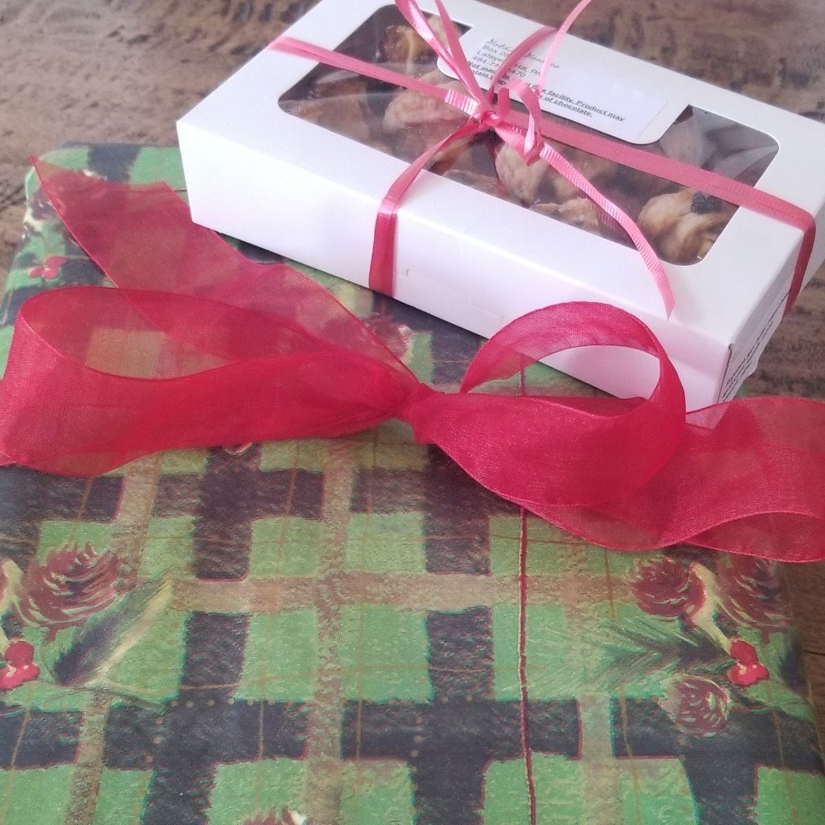 4 Advantages of Using Red Ribbon for Gifts and Decorations