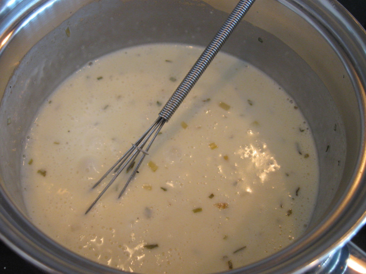 This garlic sauce is creamy and delicious. 