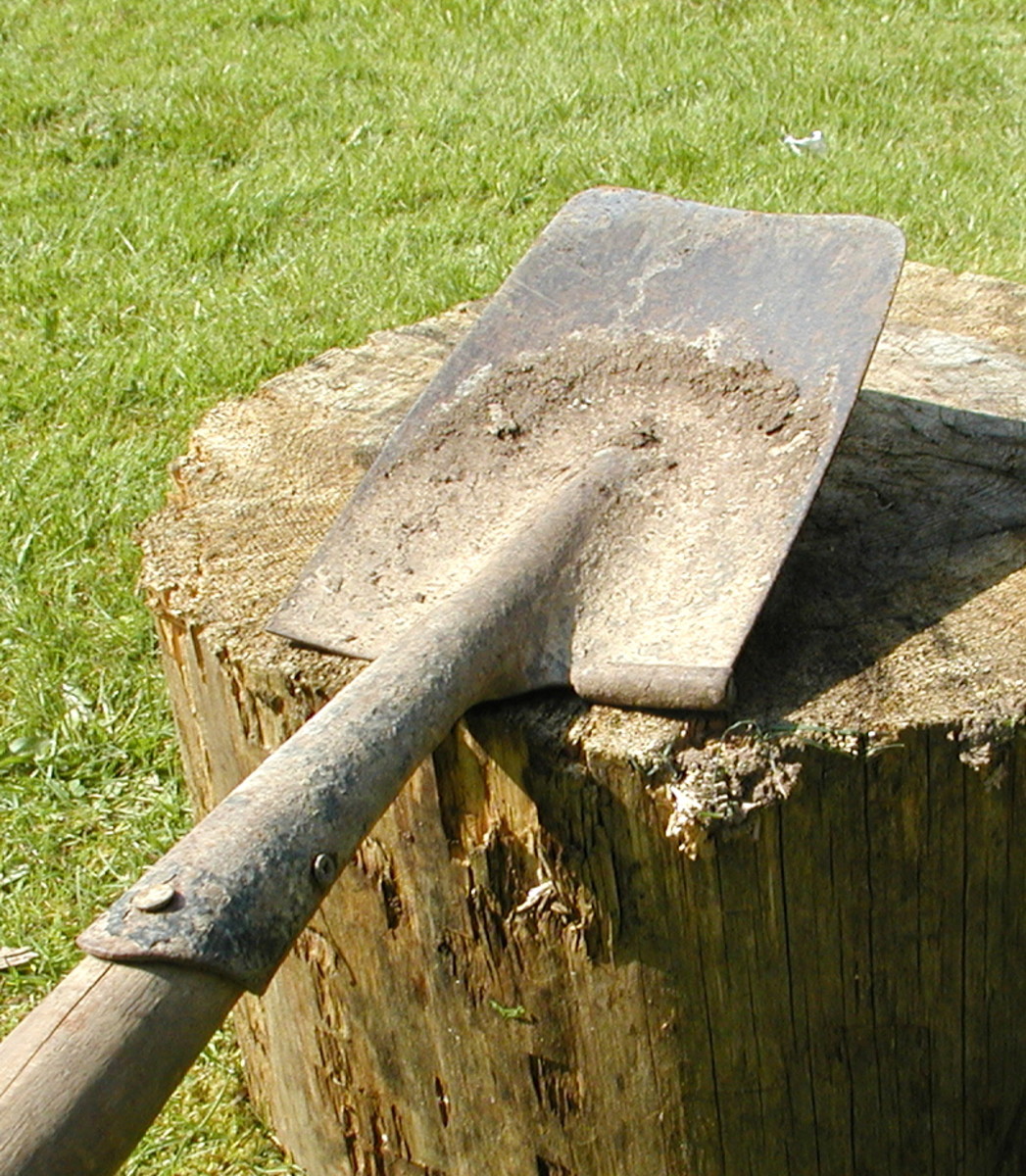 How to Sharpen a Spade, Hoe or Axe With an Angle Grinder