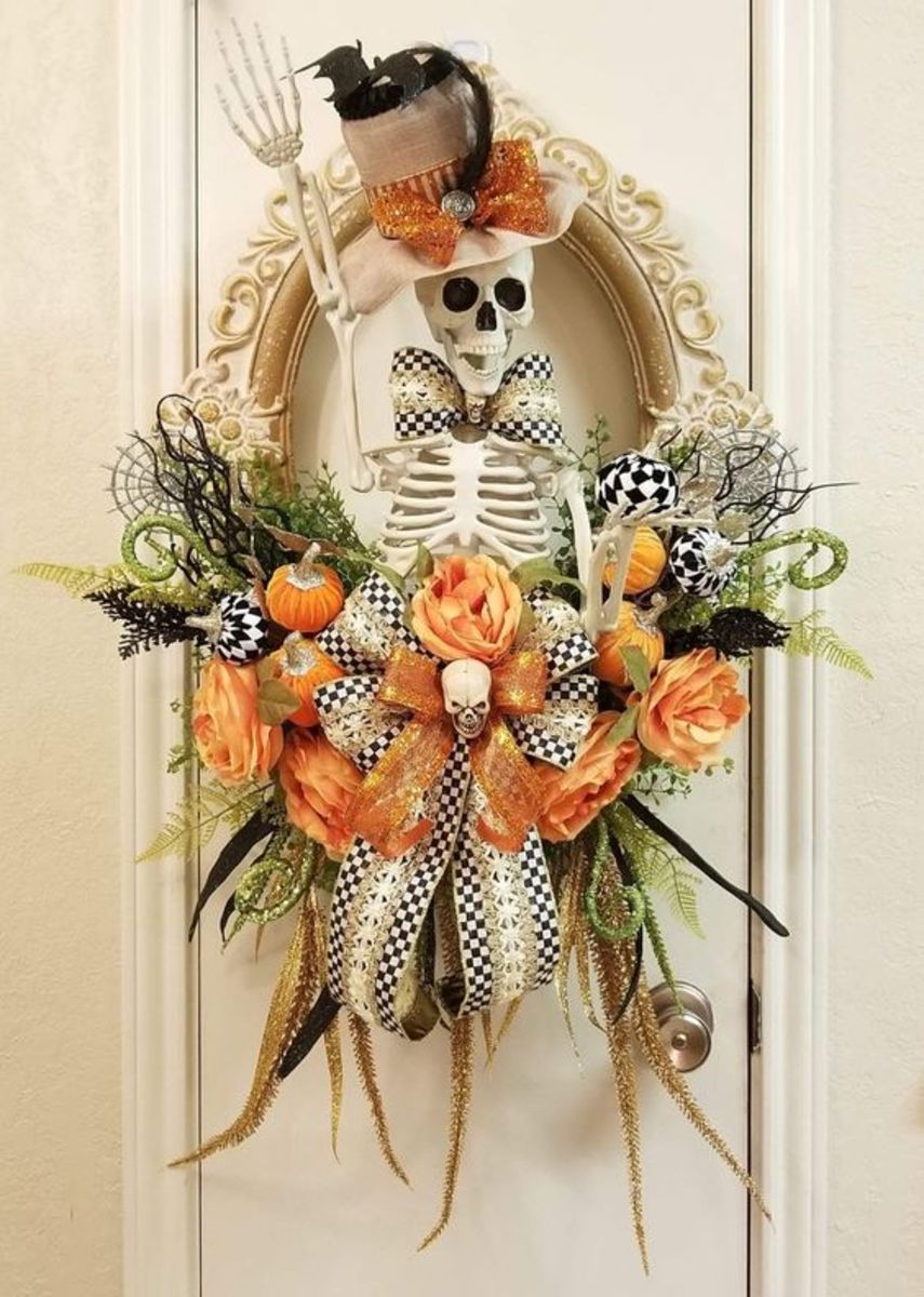 Mirror frame skull wreath