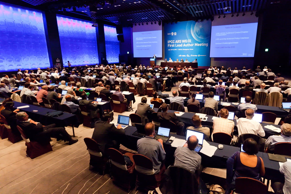 An IPCC lead authors meeting.  Image courtesy IPCC.