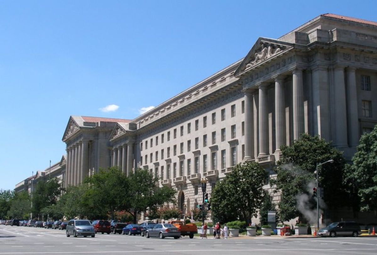 EPA headquarters, 2006.  Image courtesy Wikimedia Commons, by user Coolcaesar.