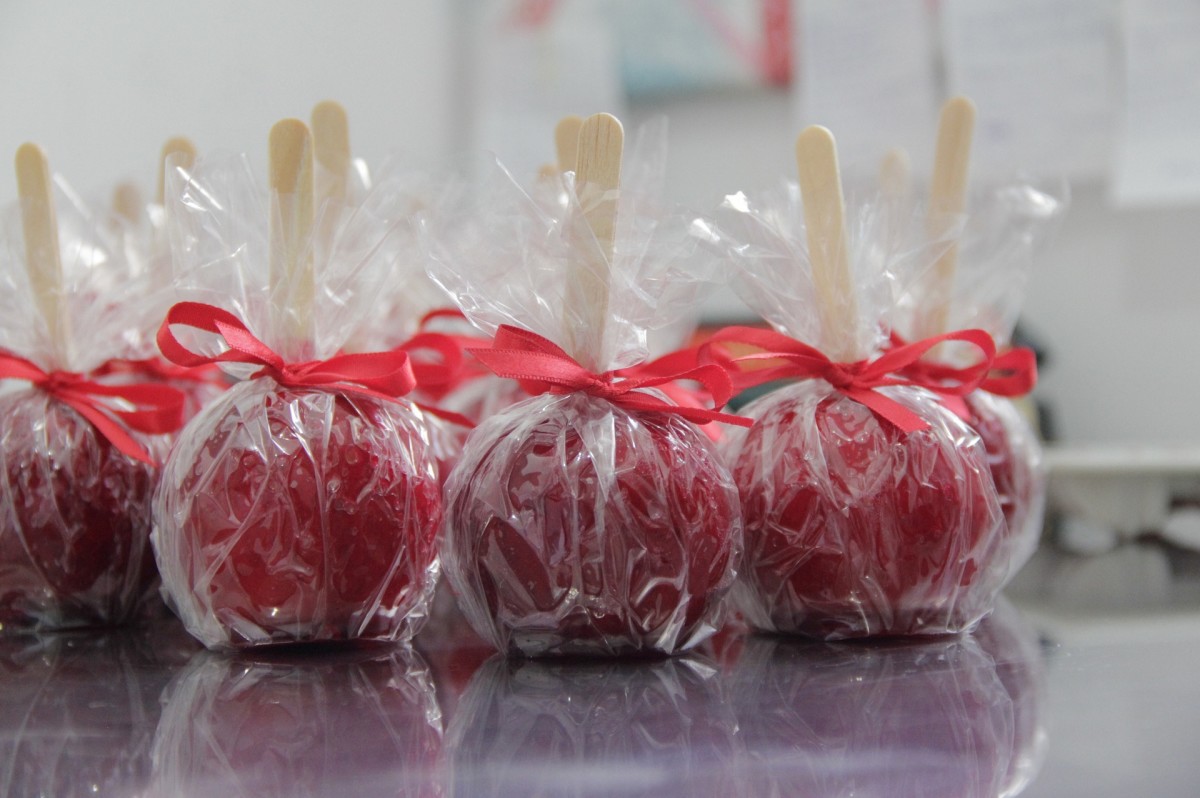 Use pretty decorative bows if you're giving the candy apples away as gifts.