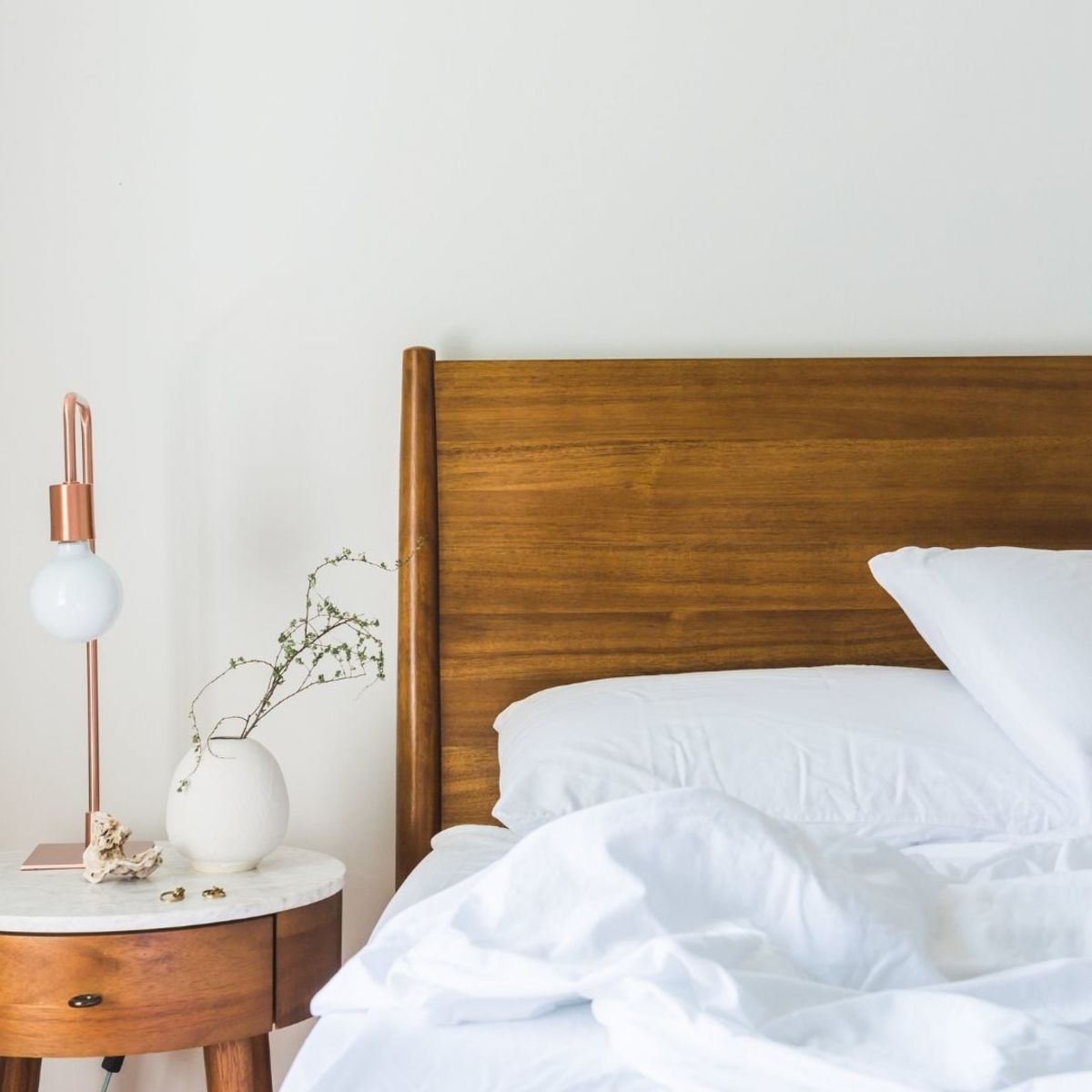 A good feng shui bedroom will promote a harmonious flow of good energy to relax, heal and de-stress. This can improve your health and vitality.