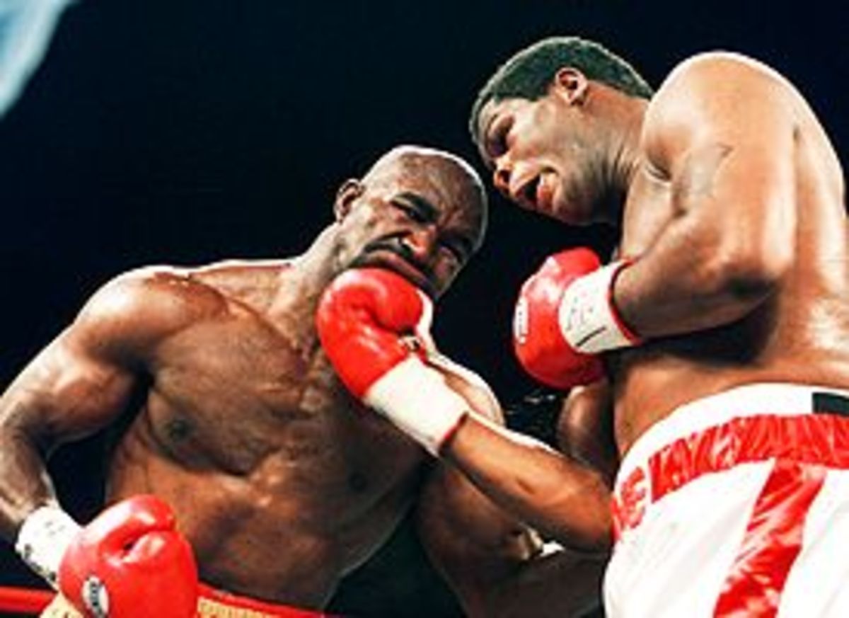Riddick Bowe, right, defeats Evander Holyfield in 1995
