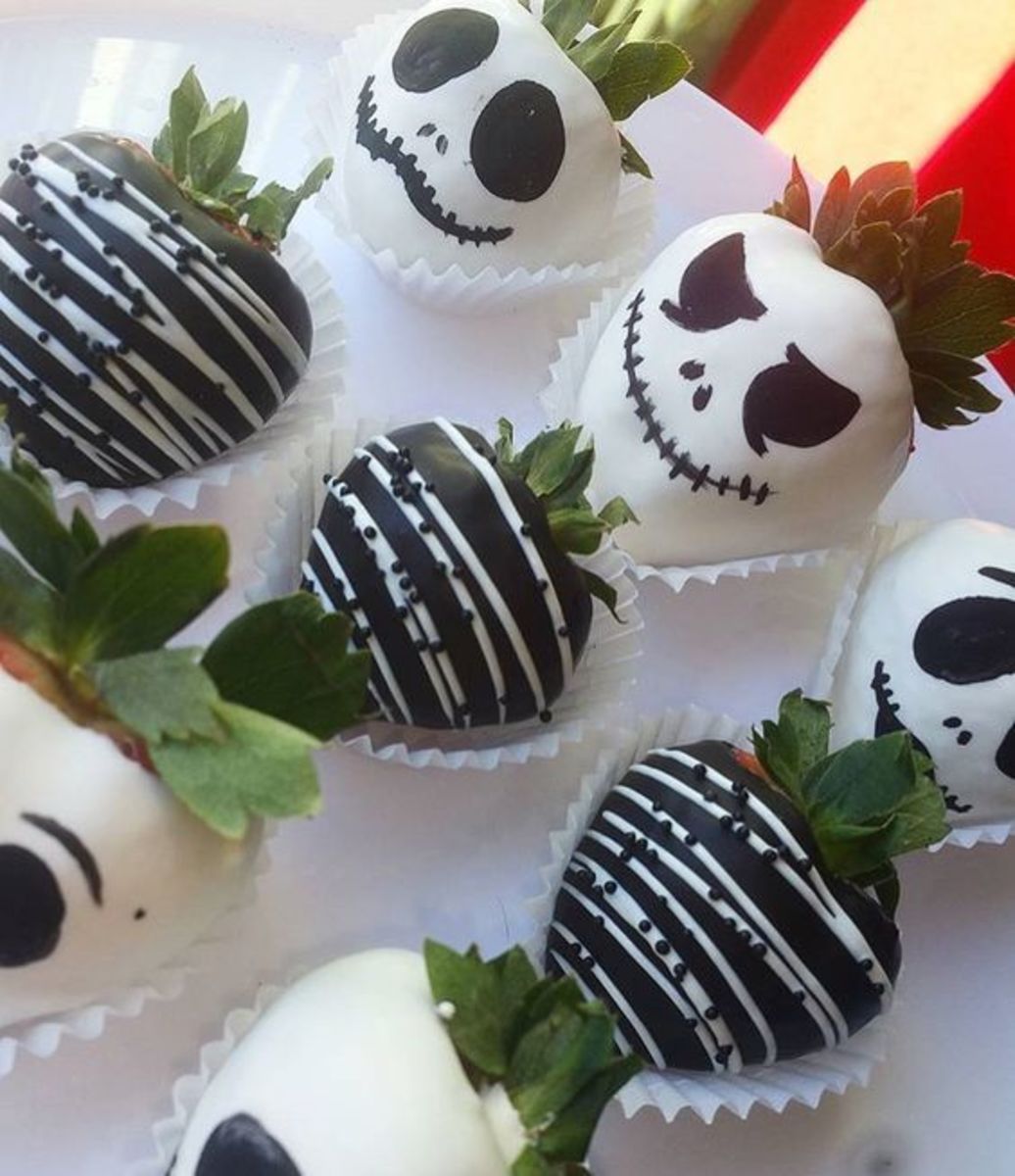 Chocolate and Yogurt-Dipped Strawberries With Spooky Faces