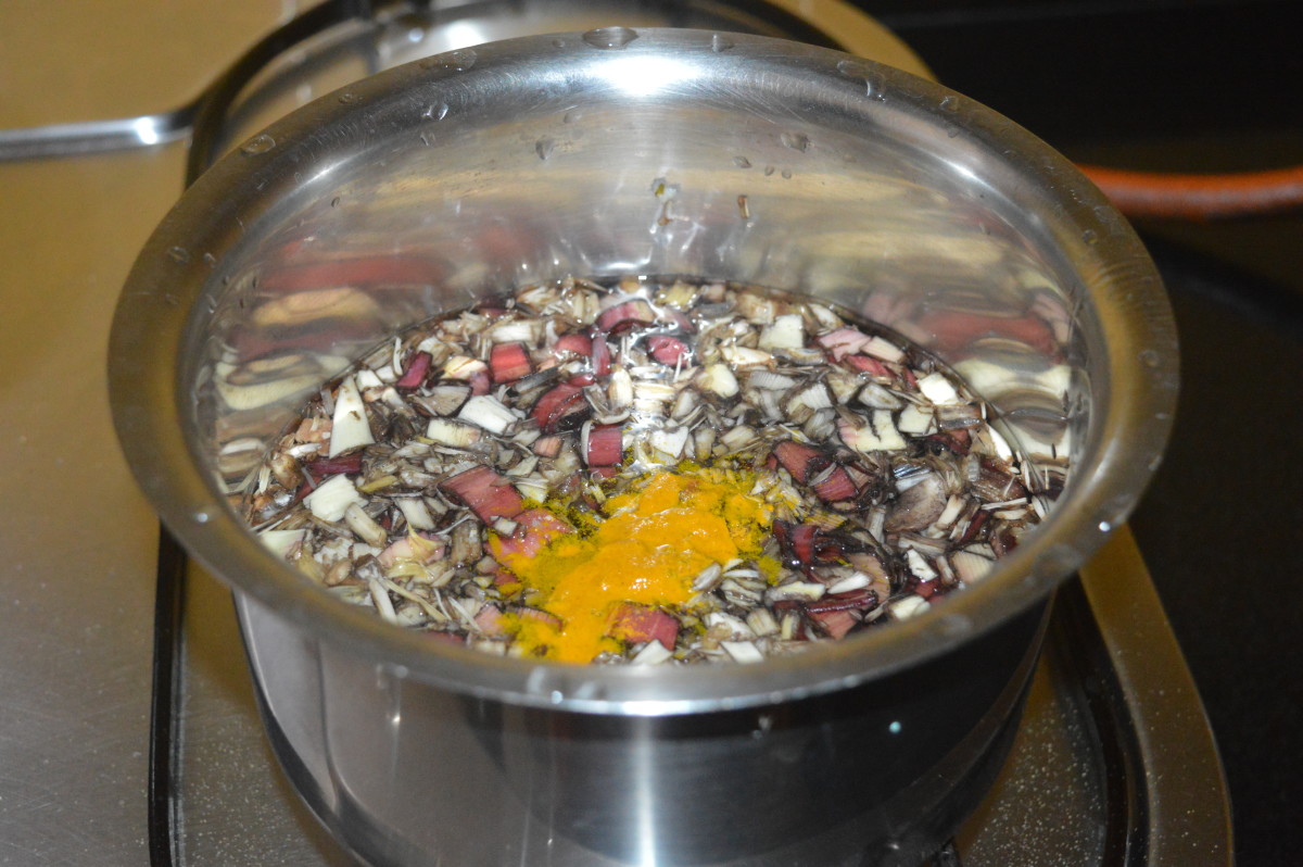 Step two: Bring a pot of water to a boil (make sure there is enough water to immerse the chopped blossoms). Add the chopped flower, 1 teaspoon salt, and turmeric powder. Continue to boil for 10 minutes.