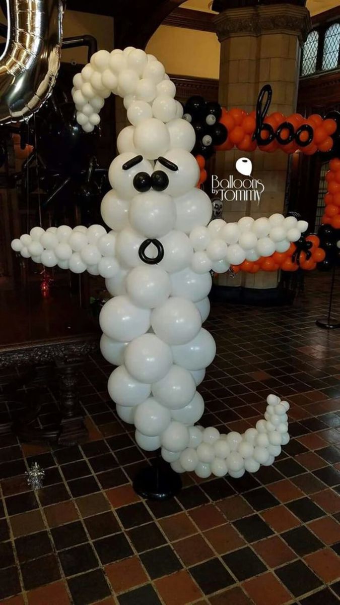 This ghost balloon with its surprised face is really cute!