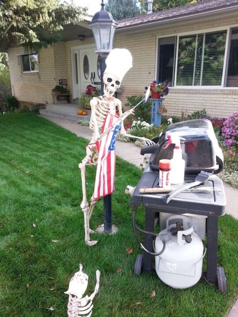 This skeleton is preparing some barbecue for itself—as well as for its skeletal pup! (See how the decorators used a lamppost to help it stand up?)