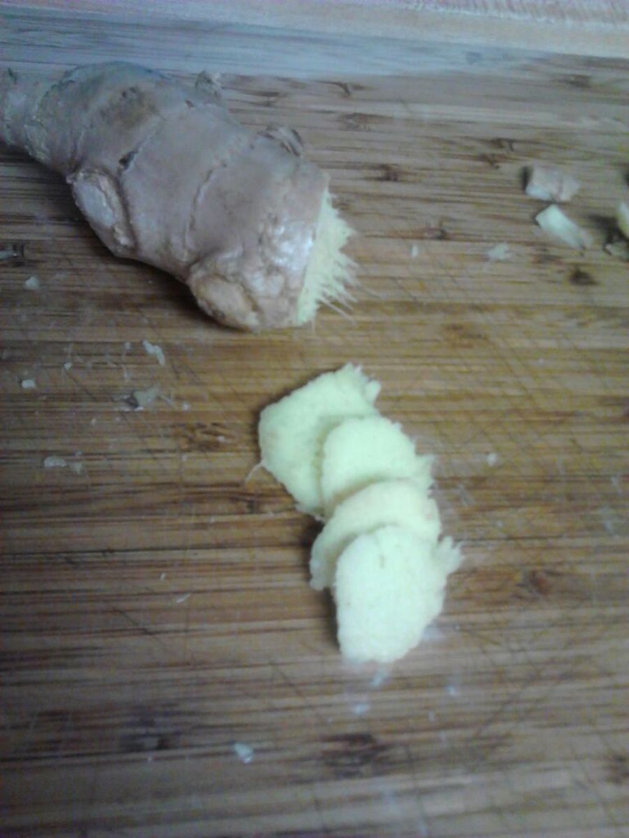 Peel ginger skin and slice into thin discs. 