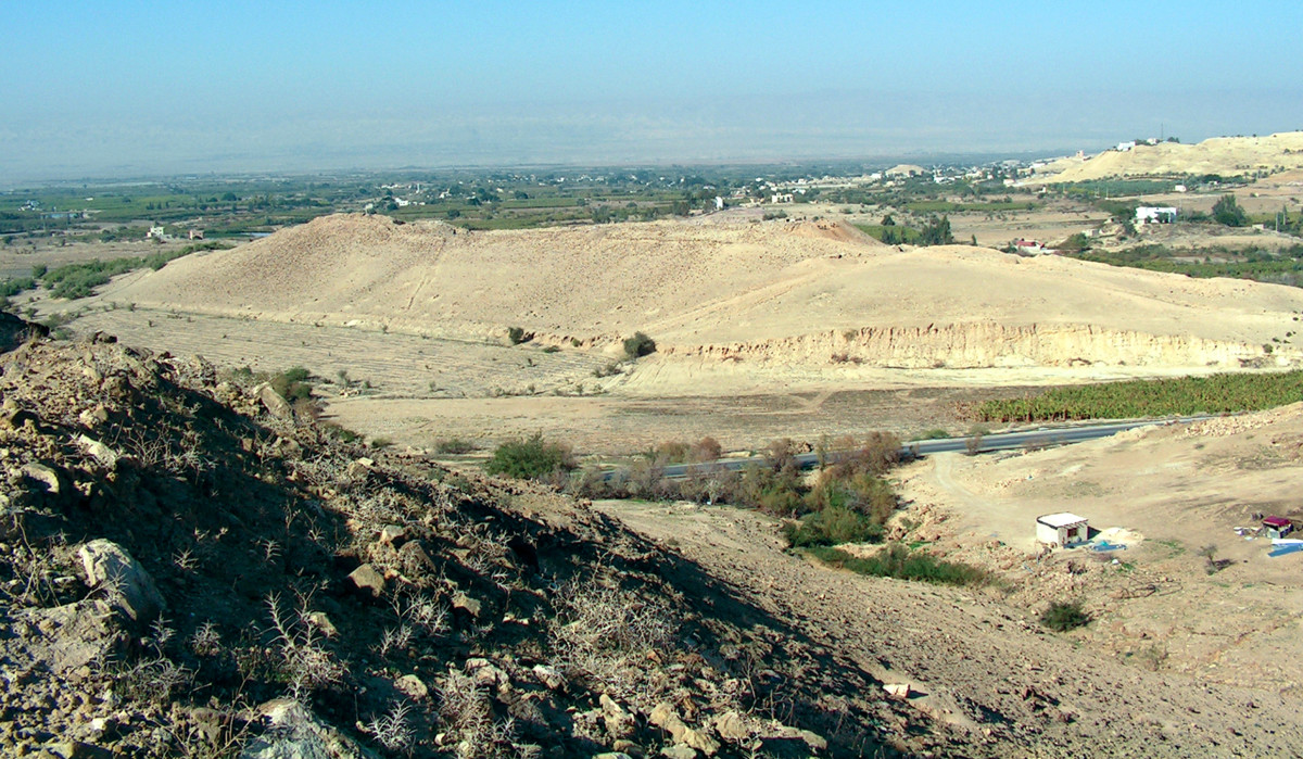 The site seen from afar.
