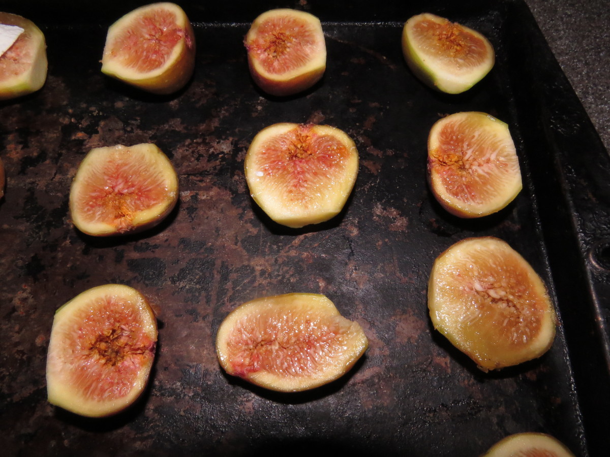 Arrange the figs on a baking tray