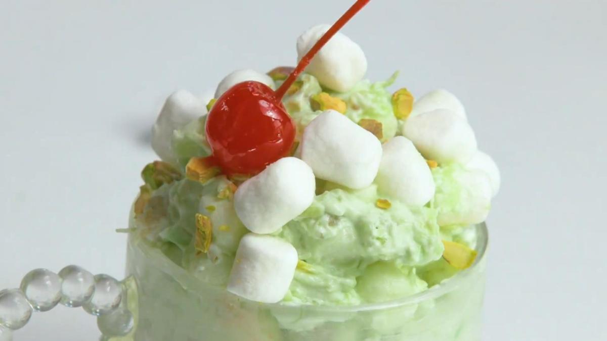 In 1975, Watergate salad was a popular food trend.