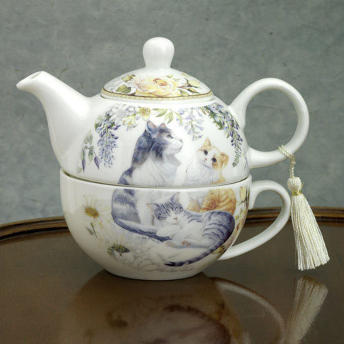 This pretty teapot and cup is perfect for the cat lover on your gift list.