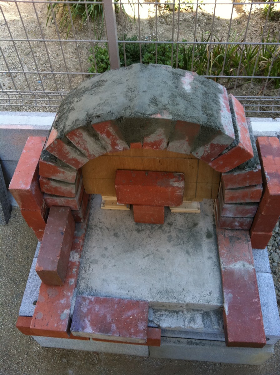 The completed red brick arch that is to become the base of my wood fired oven.