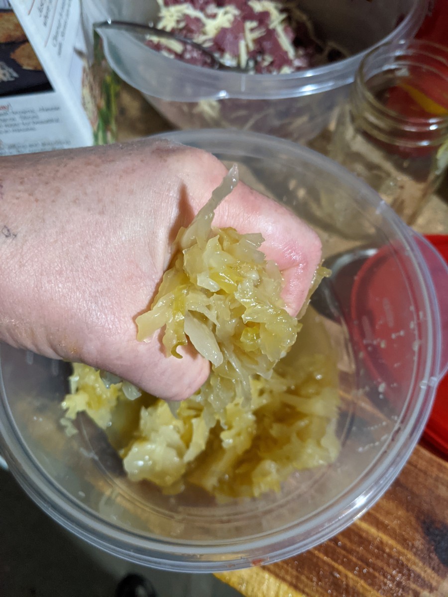 Squeeze sauerkraut. 