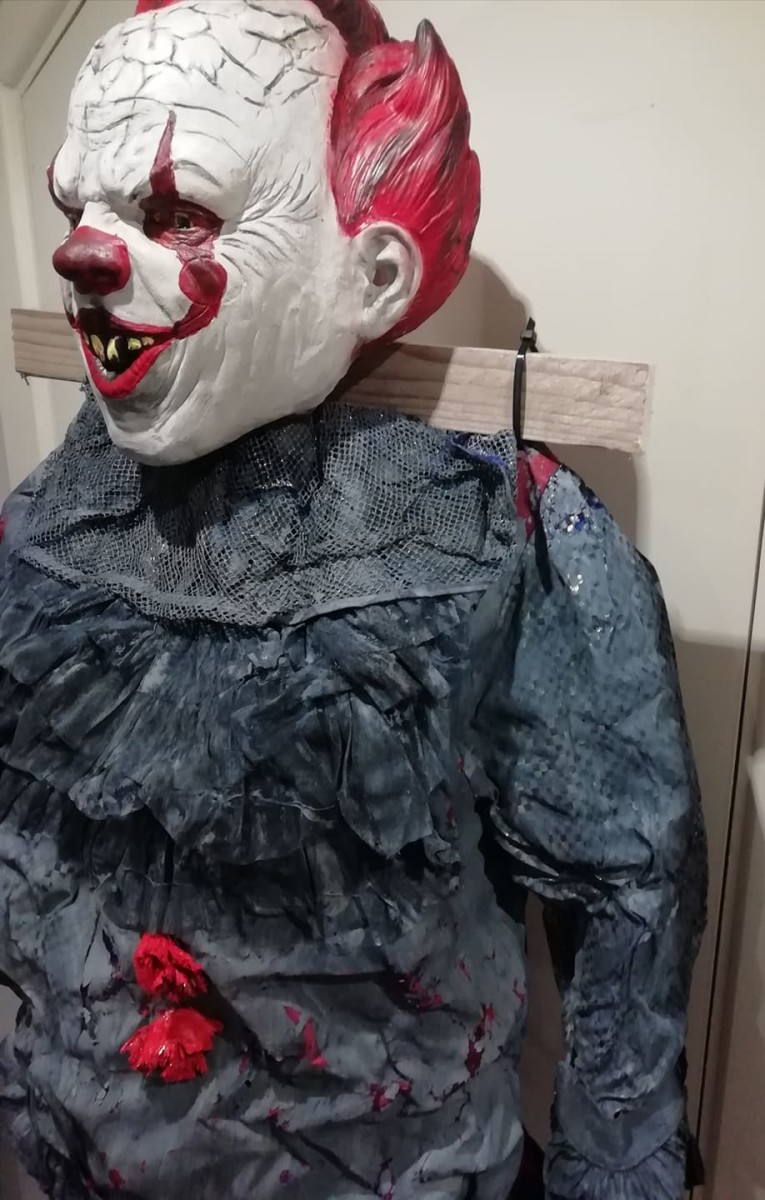 How to make Pennywise from the movie "IT" for your Halloween yard display.