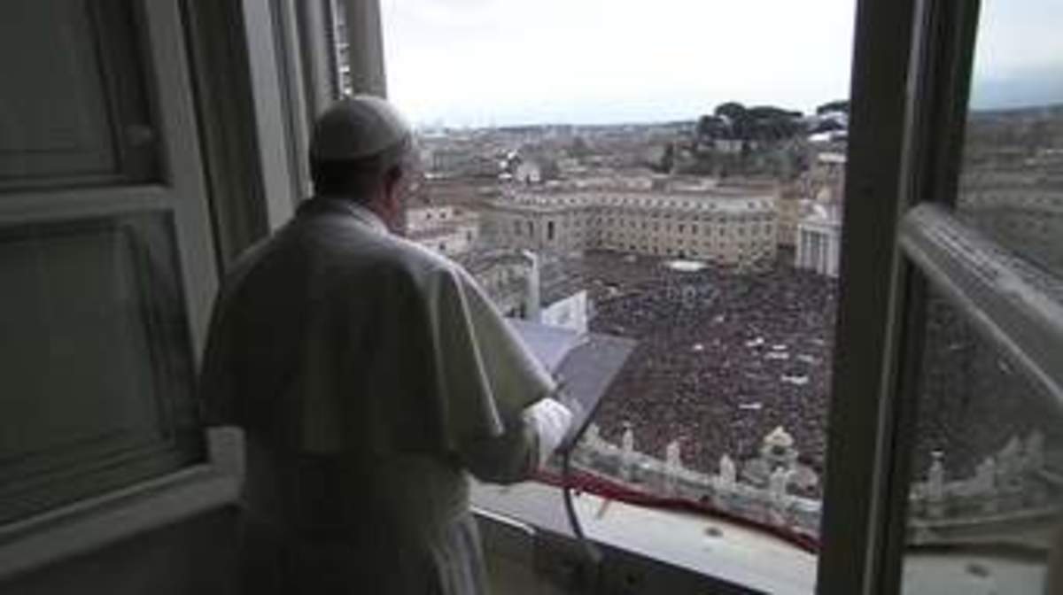 This photo here is an interesting photo, because it shows us what pope Francis sees when he addresses  the crowed at angelus. Most time we only see the pope far away at this window talking to the crowd.  