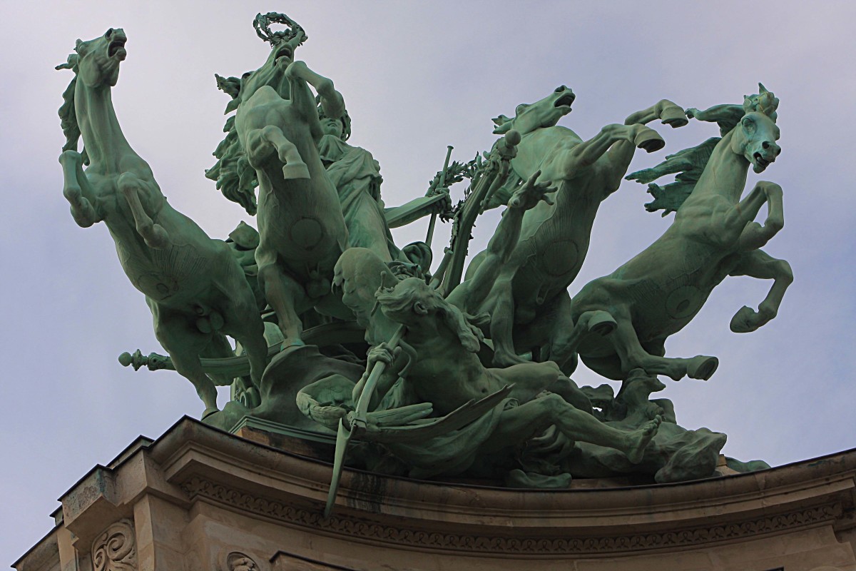 There's a lot of activity going on in this sculpture, and it's difficult to find a camera angle which captures it all. However, shooting directly up shows the power of the rearing horses at their best - which is just what the sculptor was aiming for