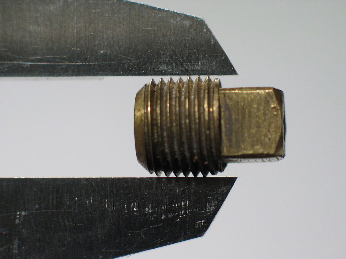 Tapered threads. One end of the plug is narrower than the other.