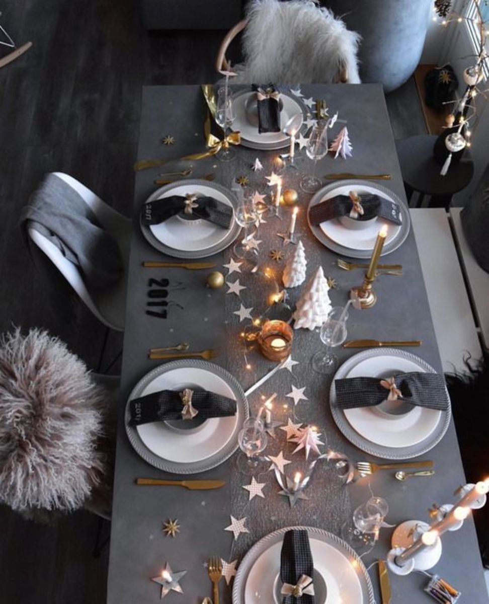 Modern Black, Gold, White and Silver Centerpiece With Star-Shaped Table Scatter