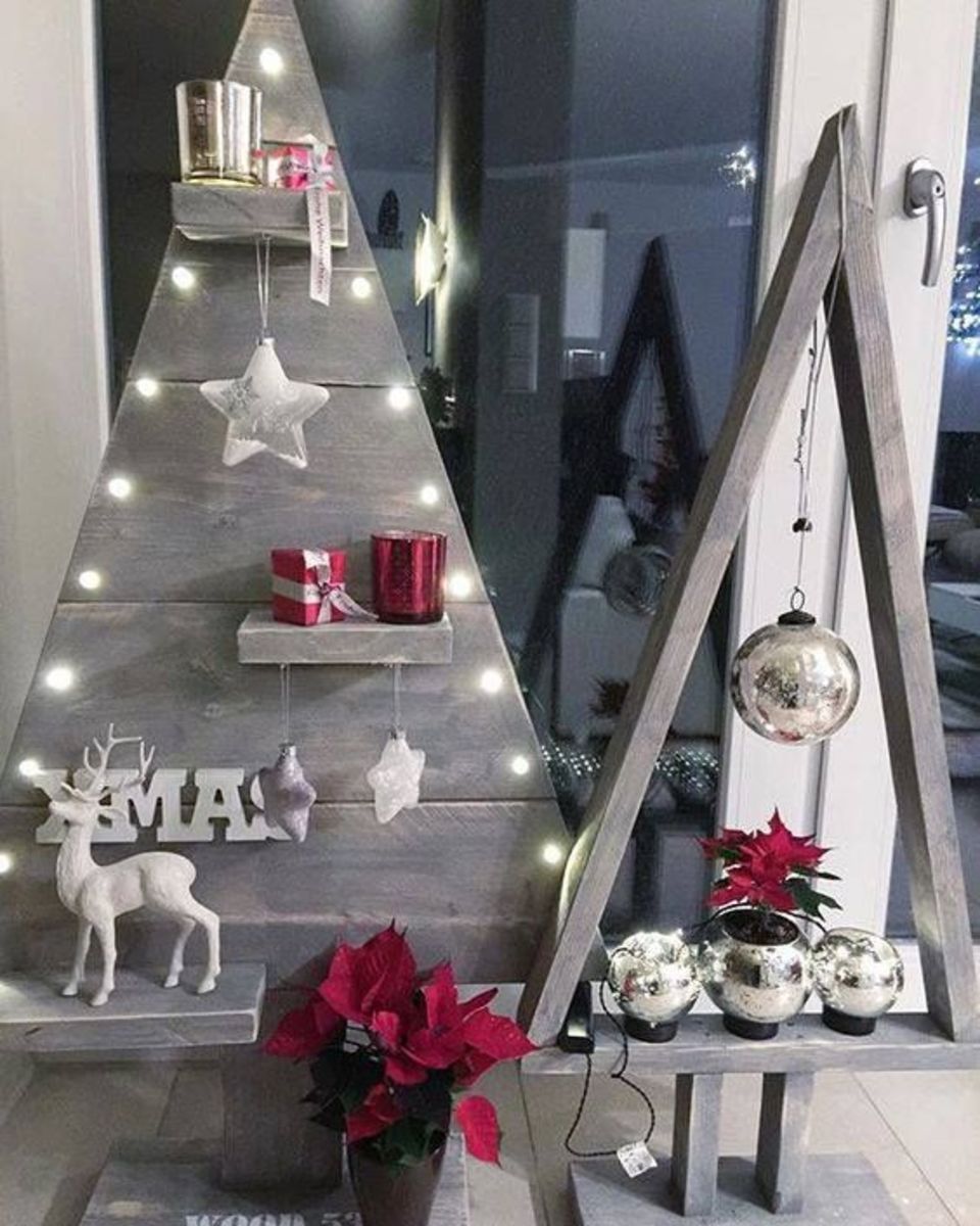 This pallet tree (and the matching triangle tree) have silvery grey paint and red and white decorations. I love the poinsettias!