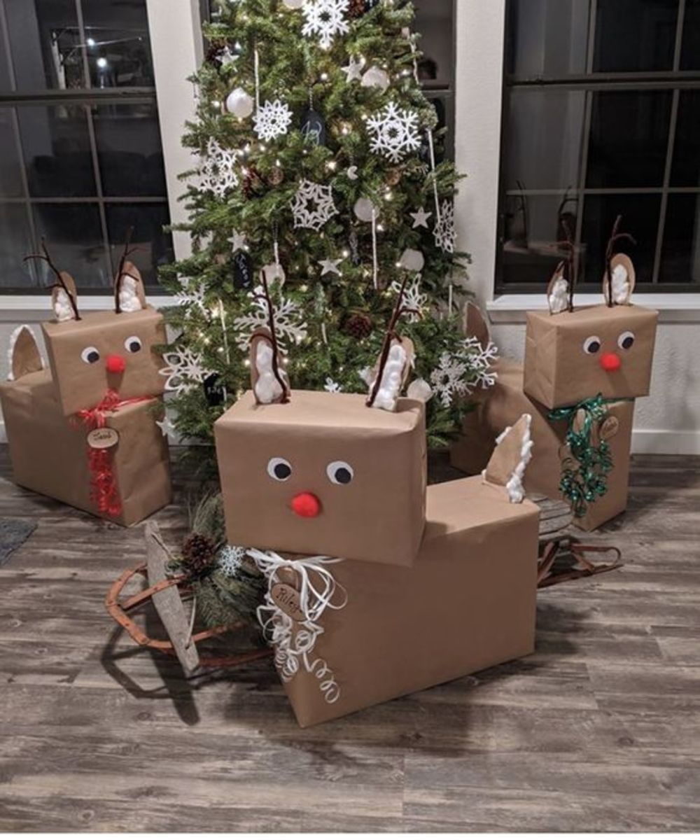 These three little reindeer are so cute. I love the idea of using the reindeer's "nametag" to show the name of the gift recipient!