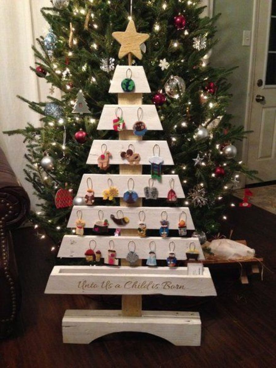 This is a great idea: Combine a pallet Christmas tree with an advent calendar! Every day, the child gets to open up a new ornament and hang it on the tree.