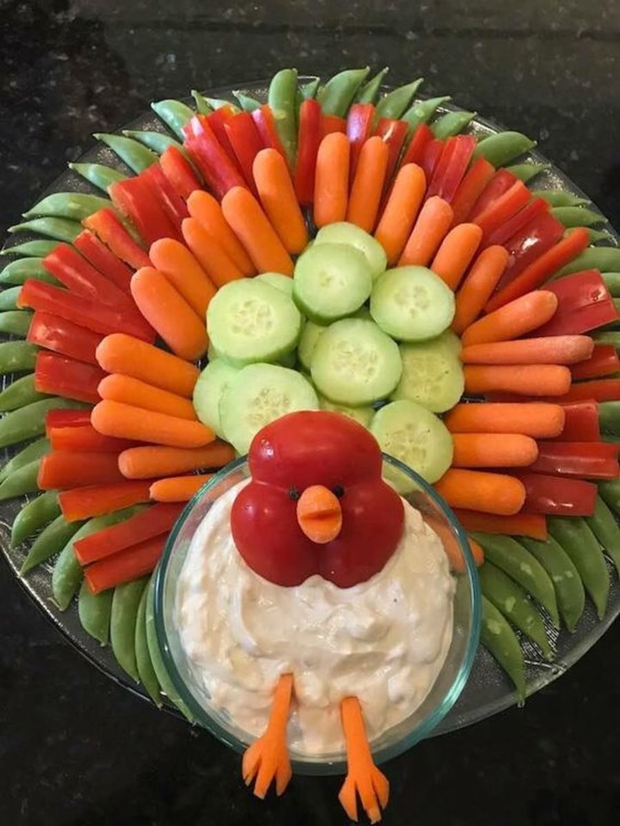 Turkey-shaped veggie bowl with dip