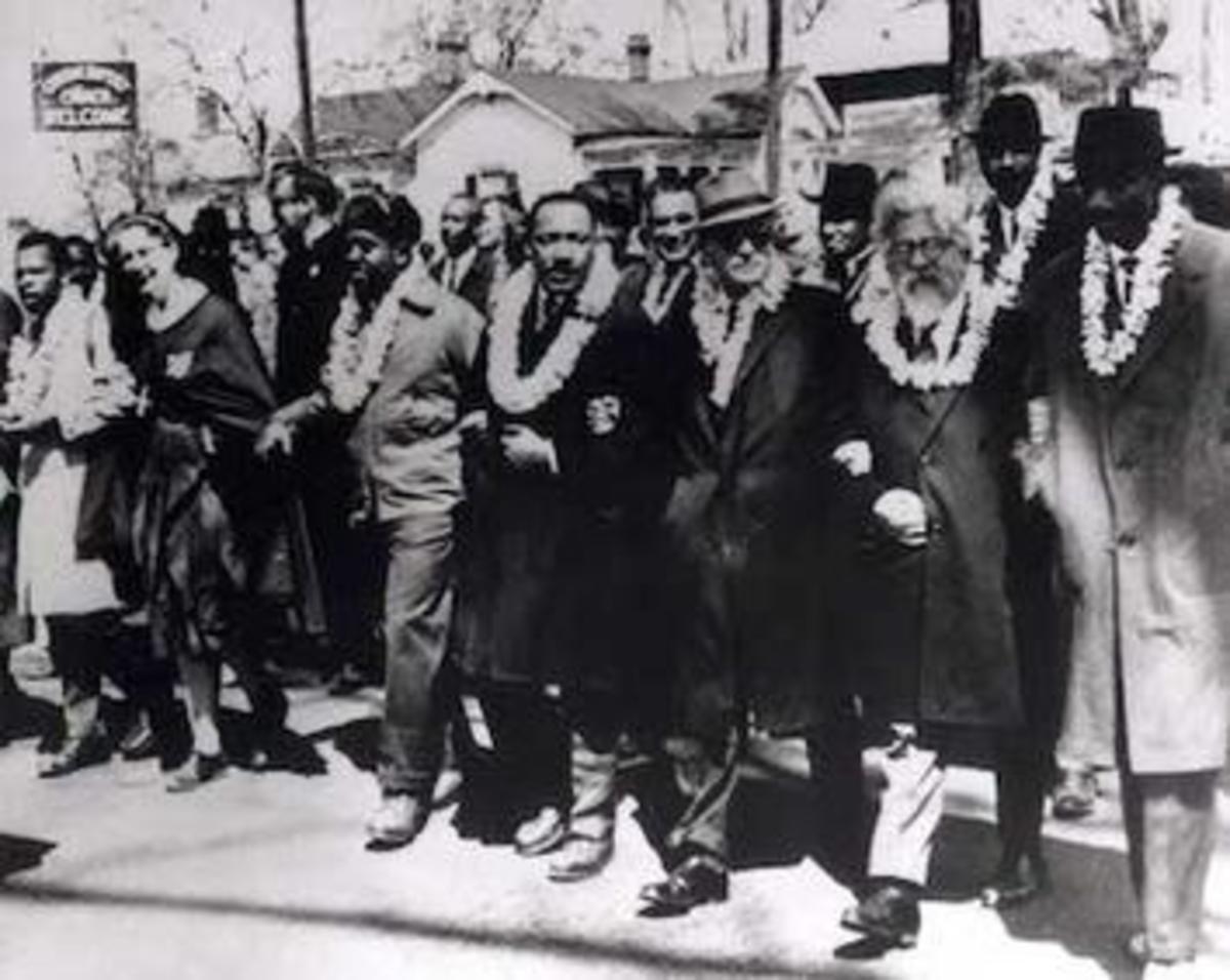 HESCHEL（右边）在SELMA公民权利3月份与马丁路德王JR.（从右边4号）。Heschel后来写道，“当我在Selma游行时，我的脚在祈祷。”“decoding=