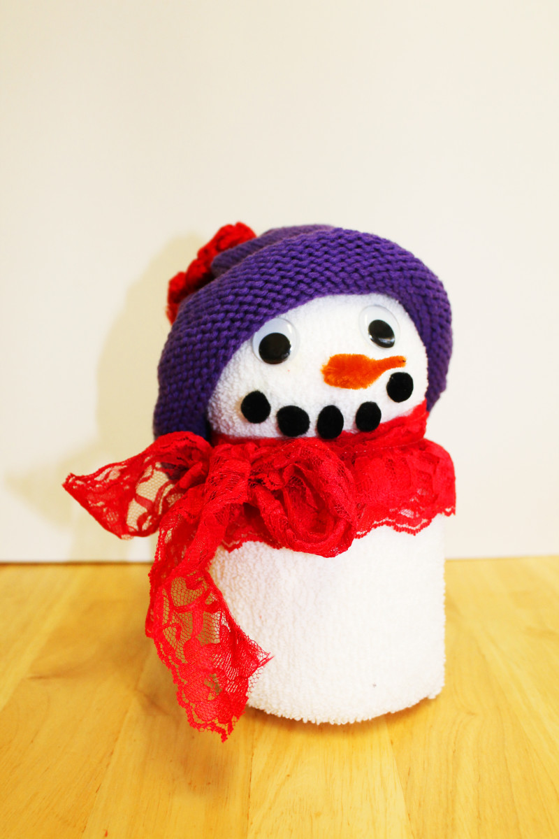 For this snowman, I used a knitted child’s hat that I bought at a second-hand store. The scarf is a piece of ruffled red lace.