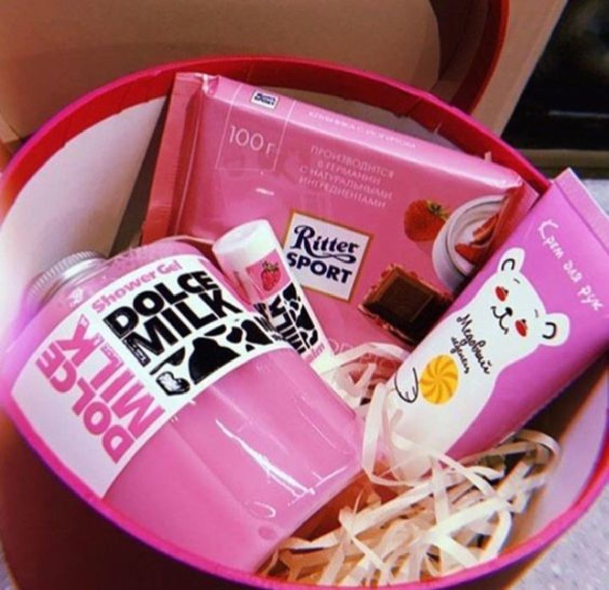 Pink-Themed Gift Box With Dolce Milk