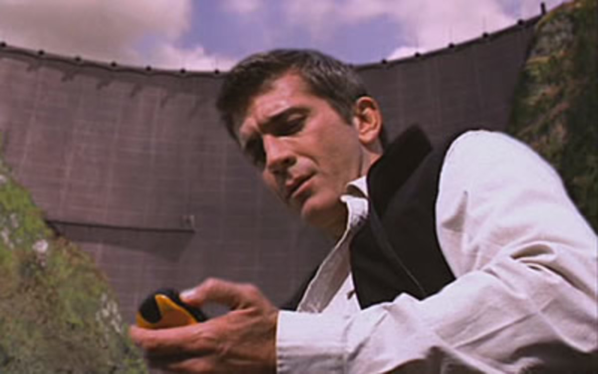 Using his GPS, David Powell (Joe Lando) realizes that Rankin Dam has shifted nine inches.