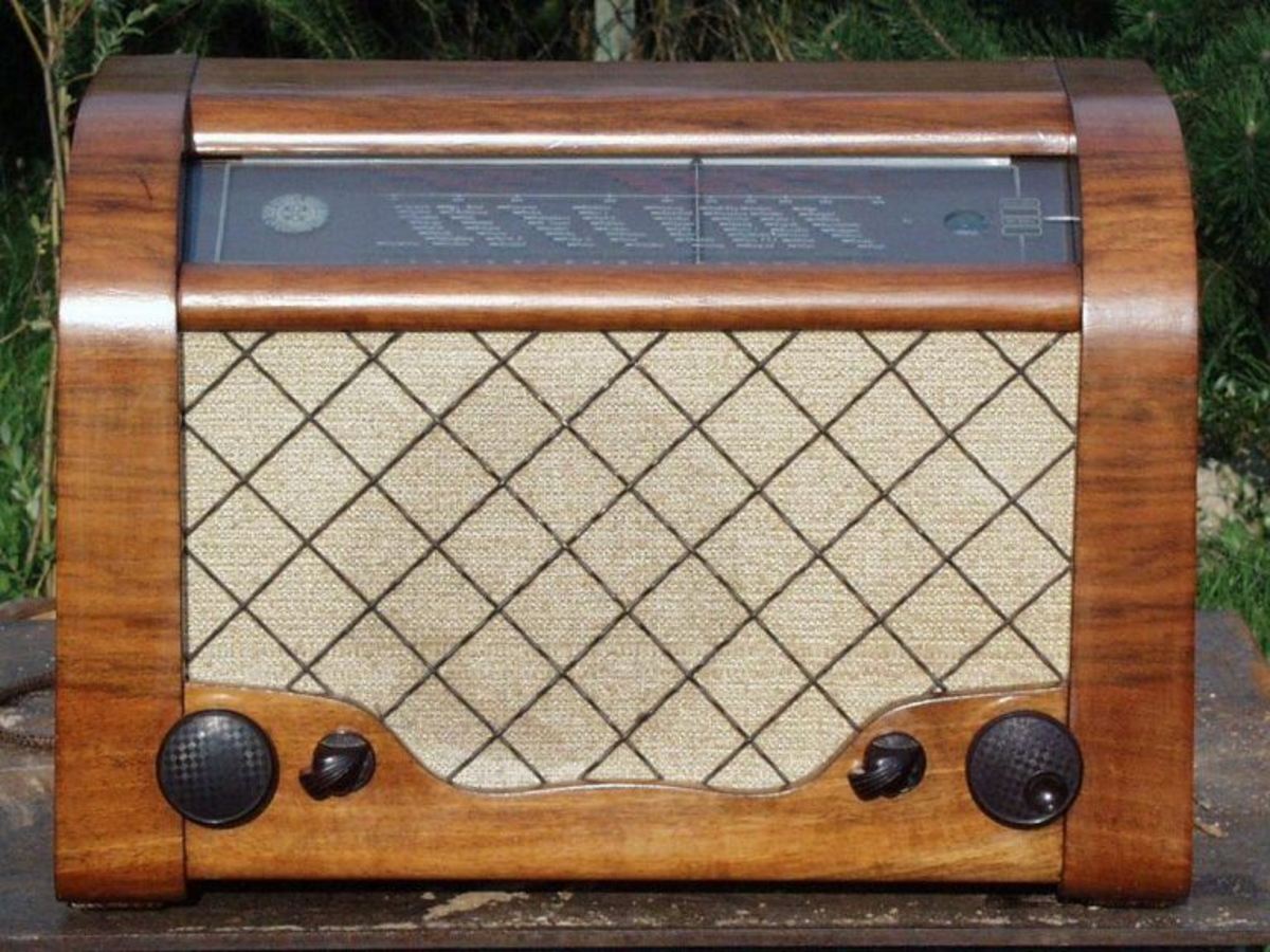 Old antique radio in great condition.