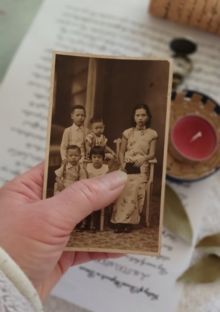 Yam Ah Soon and her first four children in 1938