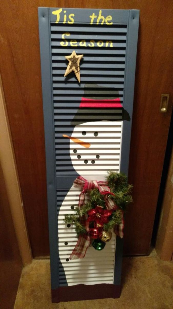easy-christmas-decorations-to-make-on-budget-snowman-shutters