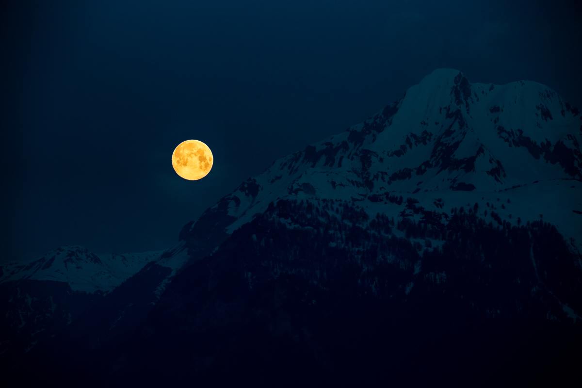 A photo showing the full moon and stillness at nighttime. It is even possible to listen to the album Stillborn at night. 